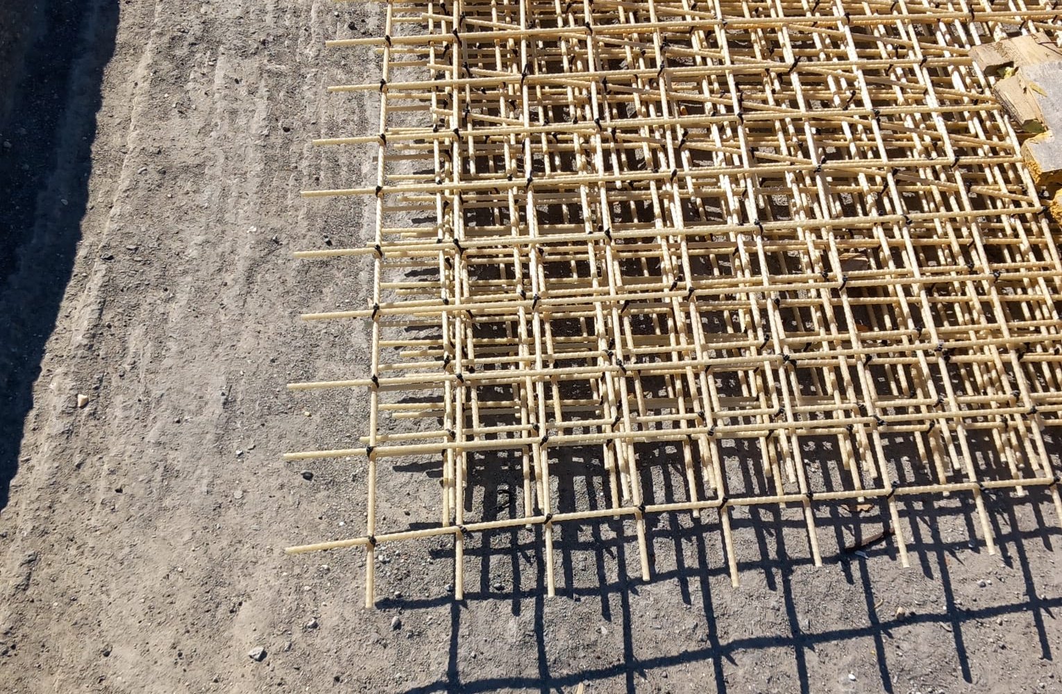 Malla GFRP FiberoX en el borde de una losa